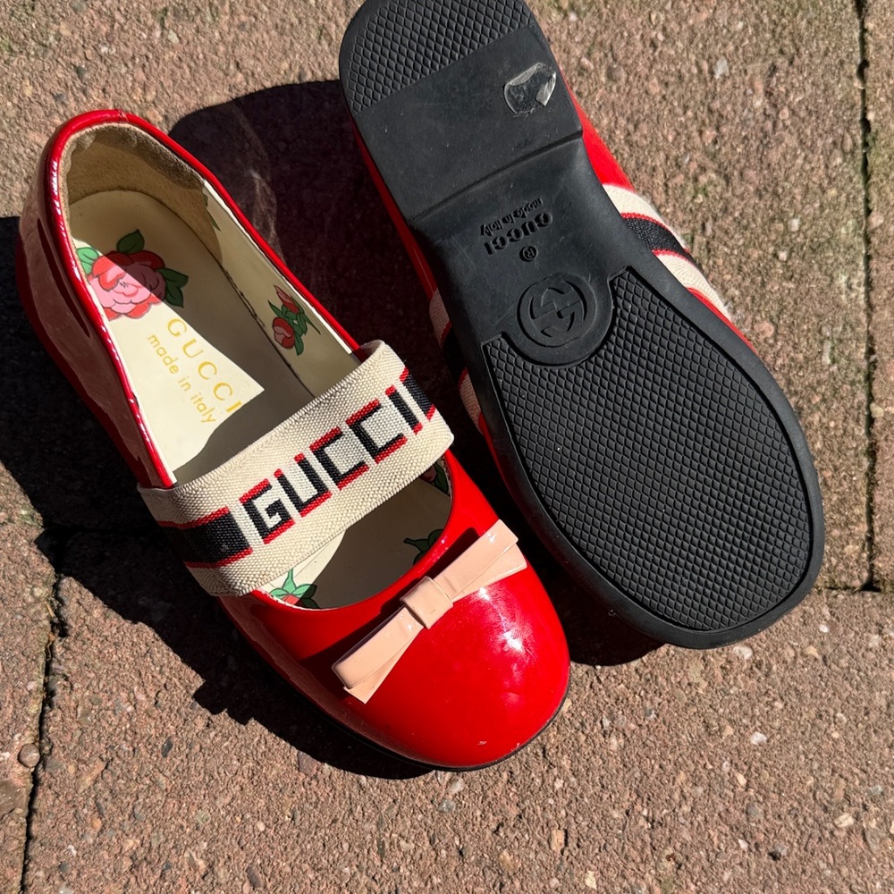 Gucci Red Patent Kids Mary Jane with Logo Strap and Pink Bow